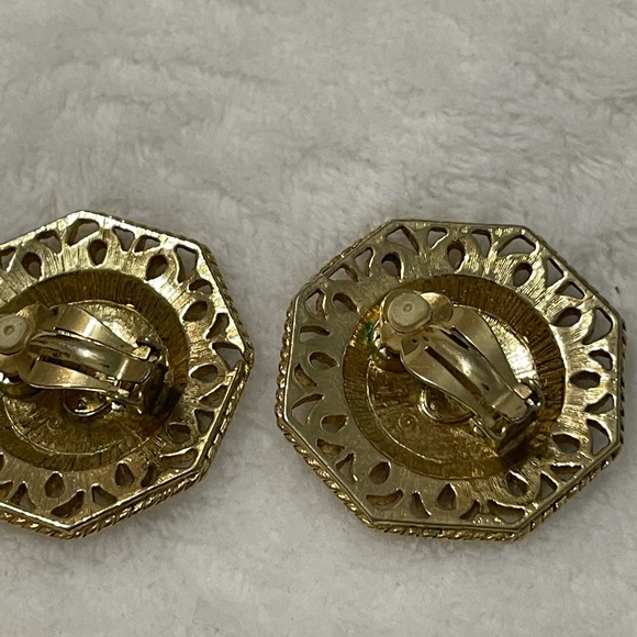 Vintage Avon clip on earrings. Gold tone - Picture 5 of 6